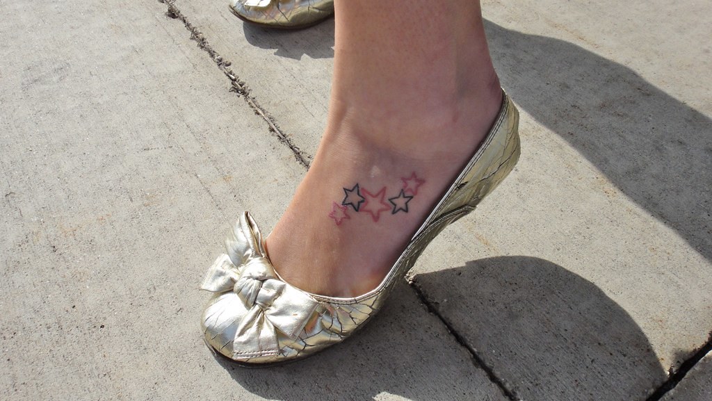 Tatuaż Damski na stopie – wzory, ból, pielęgnacja