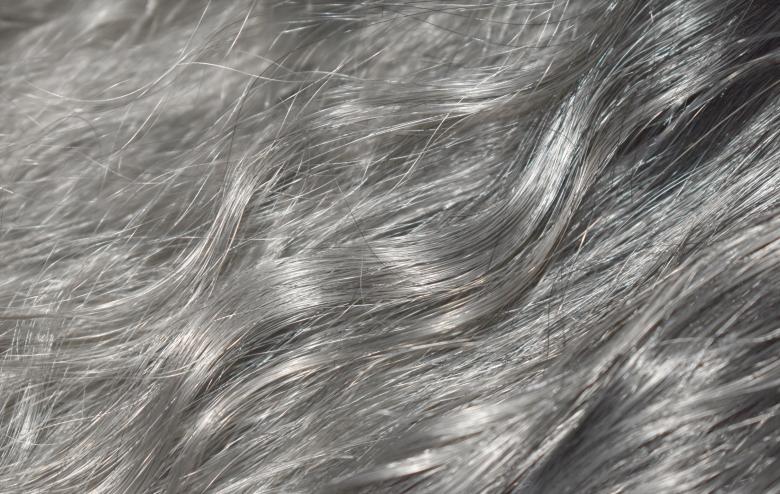 Modne szare włosy – dla kogo i jaki odcień?