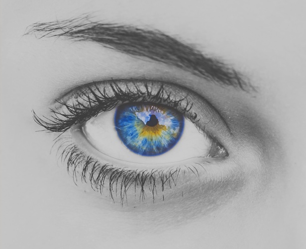 Niebieskie oczy- co mówią o człowieku? Jak je malować?