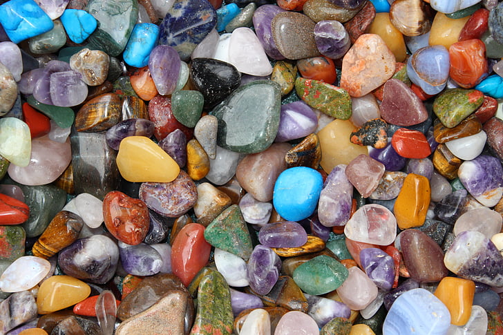 Kamienie półszlachetne- kolory, rodzaje i znaczenie.