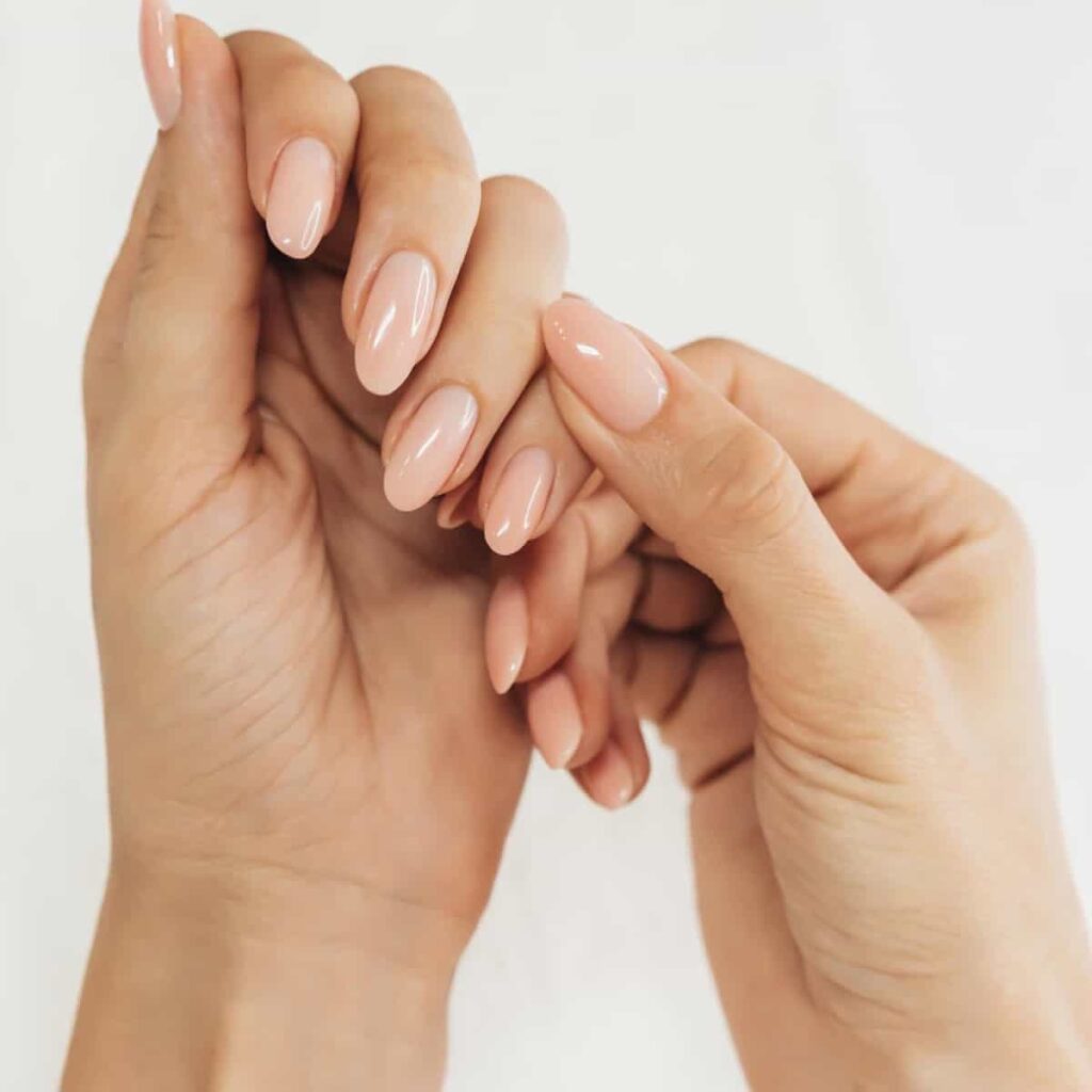 Mleczne paznokcie na ślub. Jak uzyskać efekt mlecznych paznokci? 