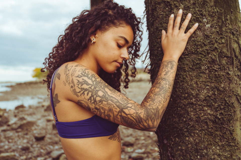 Tatuaż na piersiach – inspiracje na zmysłową ozdobę ciała