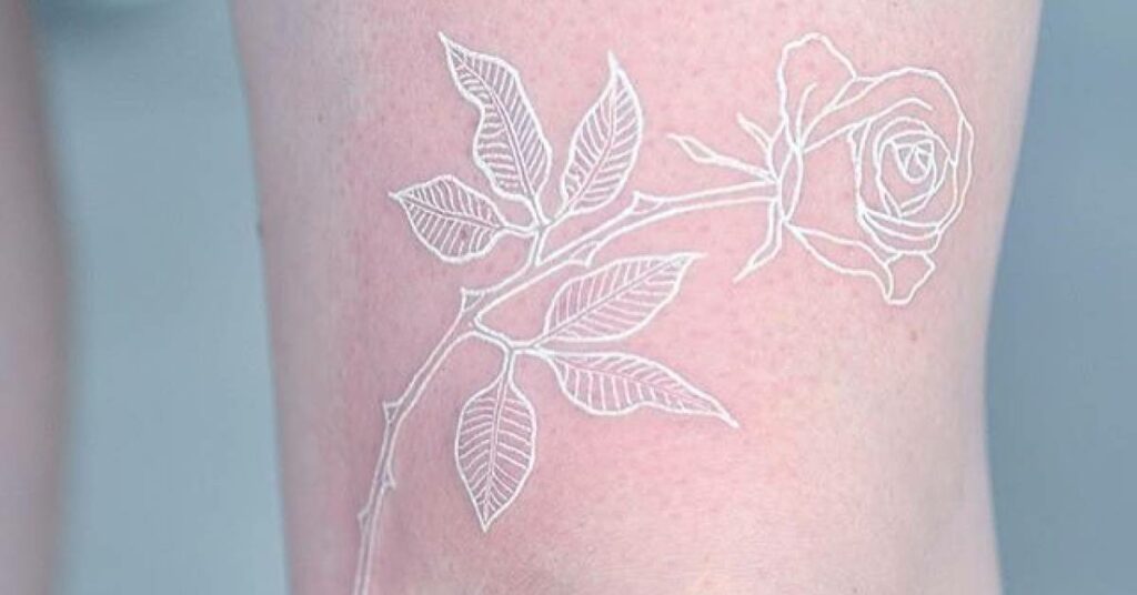 Biały tatuaż – efekty, inspiracje, jak wygląda po latach?