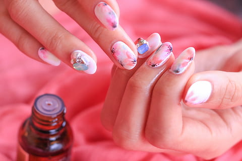 Paznokcie różowo szare – inspiracje na modny manicure