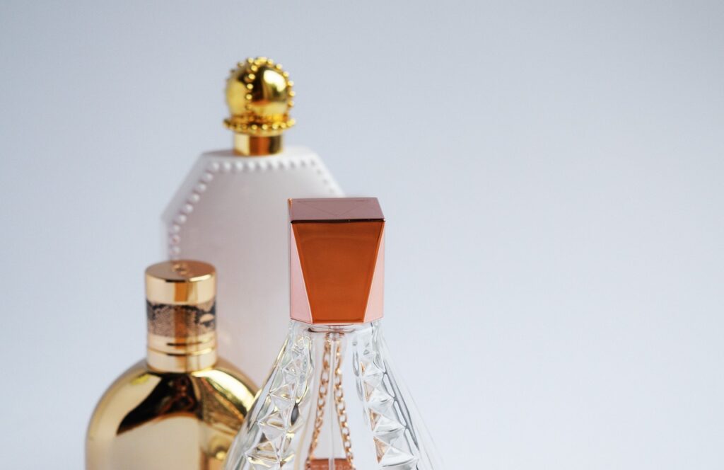 Najładniejsze perfumy damskie Rossmann – trwałe i w promocjach