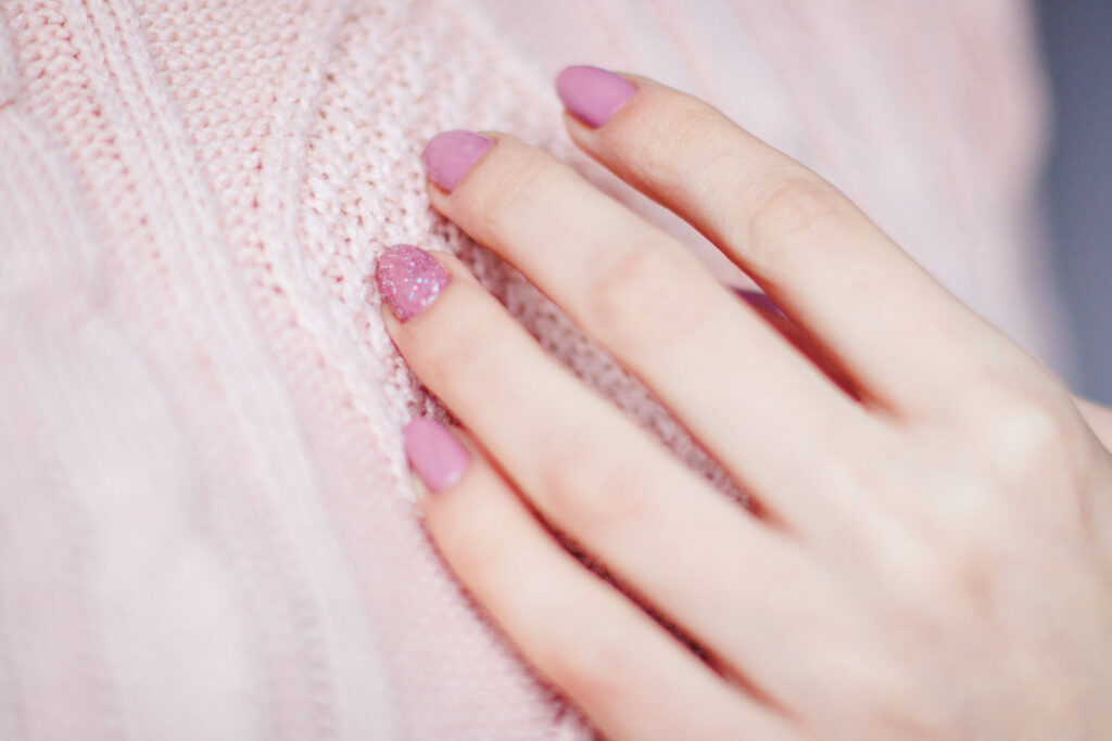Paznokcie hybrydowe różowe – modne inspiracje