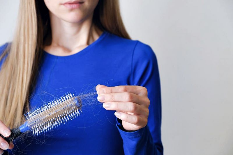 Okresowe wypadanie włosów – tajemnice, przyczyny i rozwiązania