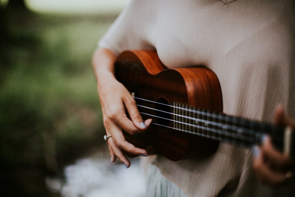 Ukulele kontra gitara – Małe struny, wielkie emocje – wybór instrumentu w nowej erze muzyki