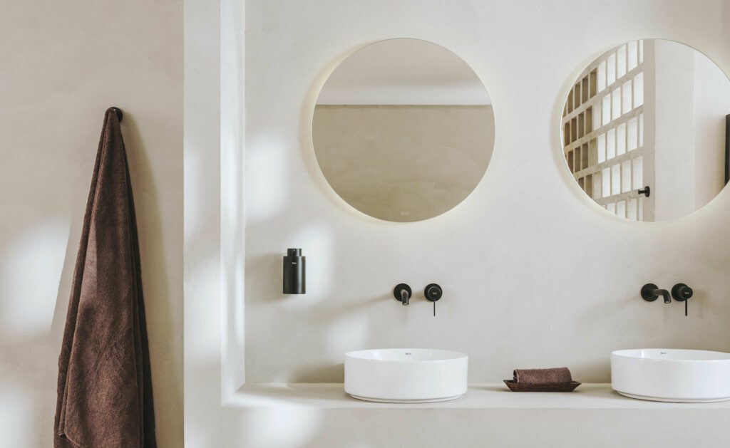 Owalne kształty w nowoczesnych łazienkach — sposób na połączenie harmonii z funkcjonalnością