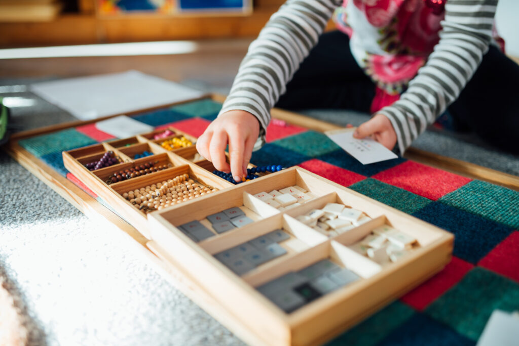 Poznaj korzyści z edukacji Montessori dla rozwoju dziecka