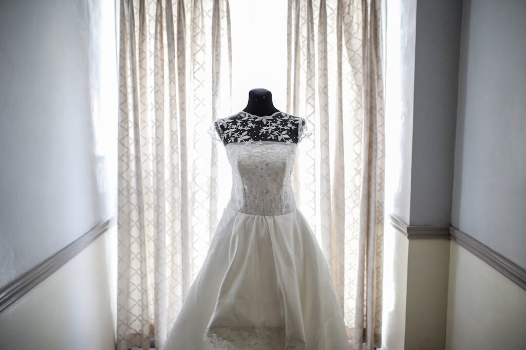 Mniej znaczy więcej: Odkryj urok prostych sukni ślubnych