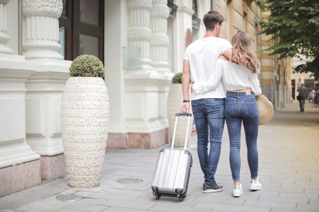 Wygodne podróżowanie: Zalety posiadania dużej walizki na kółkach